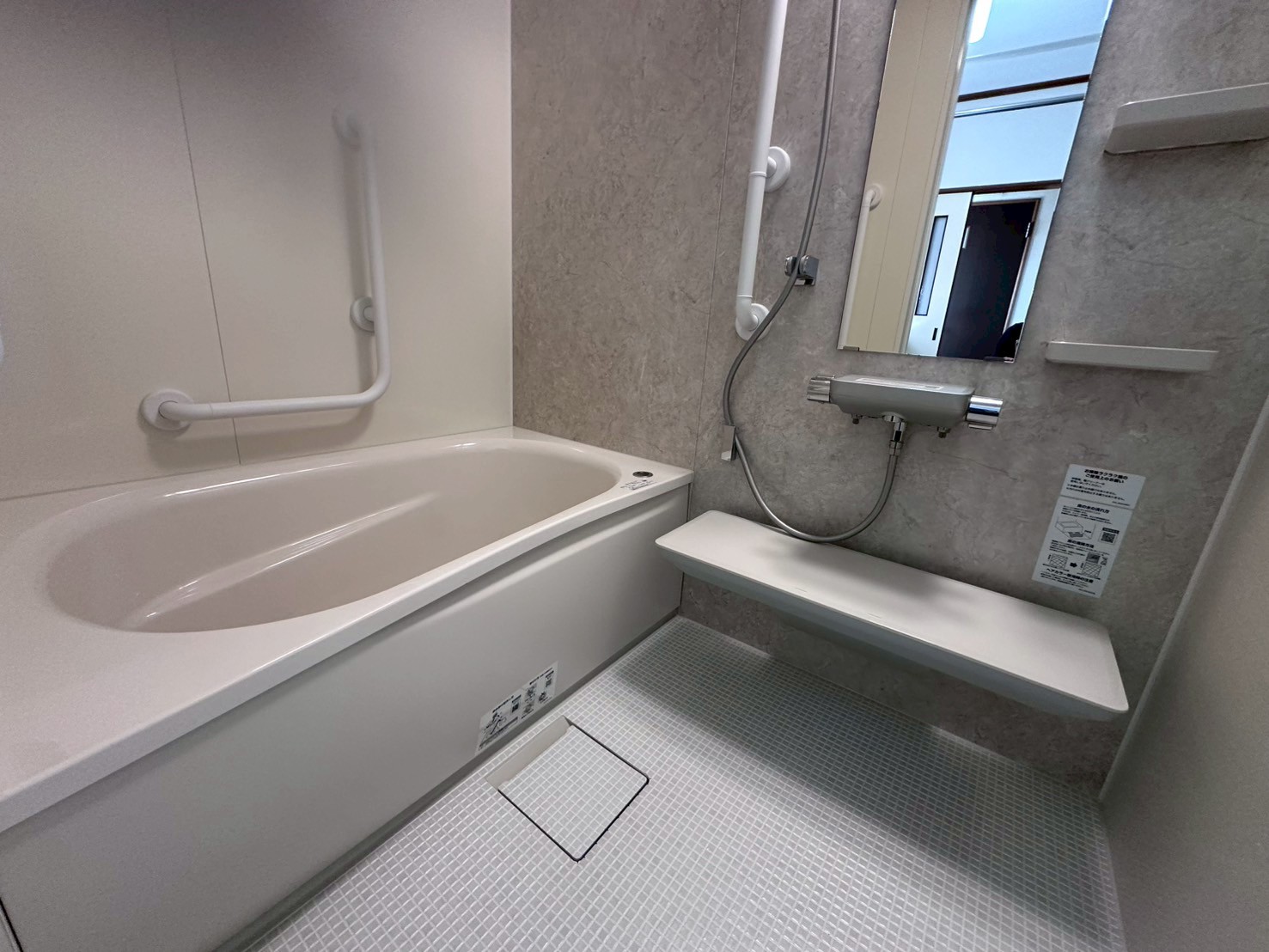 手すり：入口・浴槽横・シャワーハンガー付きインテリアバー<br />
<br />
