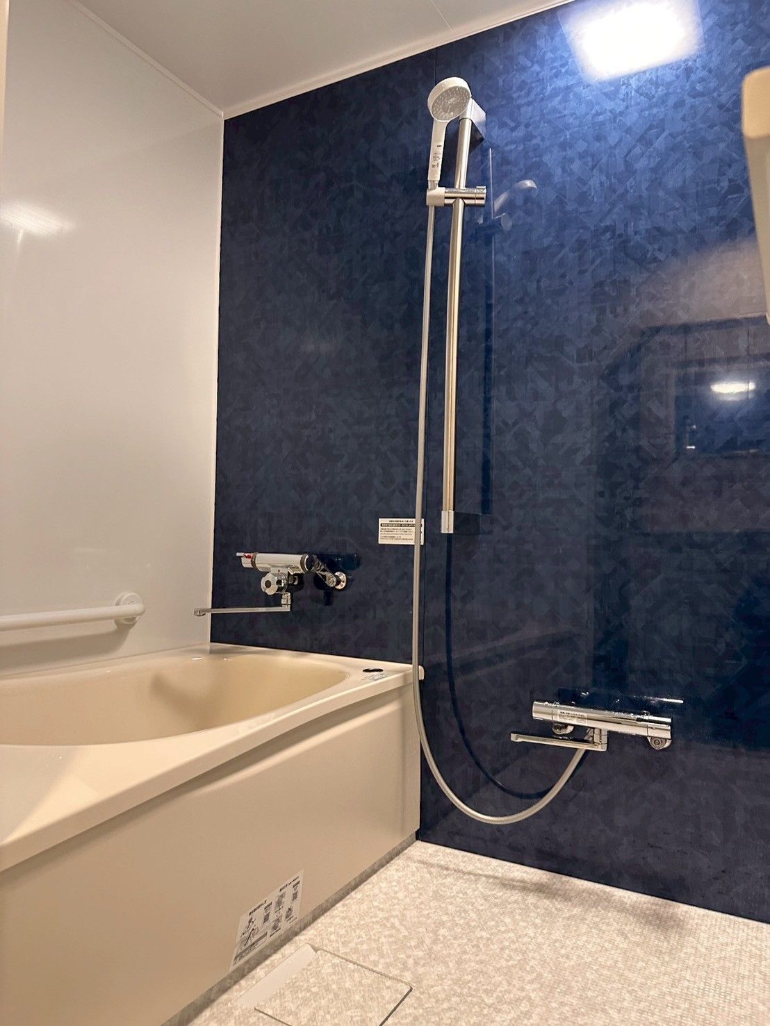 壁パネルの色が気に入っています。<br />
浴槽のマタギも低くなり、楽になりました。<br />
素敵な入浴タイムを過ごしています。